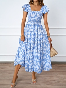 Détail de la robe imprimée feuilles bleu et blanc avec col carré et buste froncé