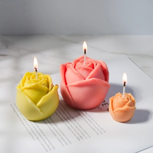 Moules à bougies roses en silicone tricolores montrant les détails des pétales de fleurs