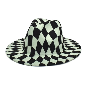 Détail du motif en damier noir et blanc sur ce chapeau fedora en feutre de laine