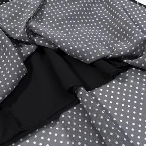 Detail von Polka-Dot-Chiffonstoff mit hochwertigen Nähten und schwarzem Innenfutter