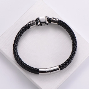 Bracciale da uomo a doppio strato in pelle nera con chiusura magnetica a croce in acciaio