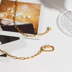 Detalle de cadena clip chapada en oro de 18K con cierre de mosquetón de rosca industrial