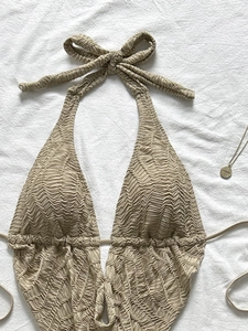 Beigefarbenes Neckholder-Bikini-Oberteil aus Crinkle-Stoff mit verstellbarer Schleife