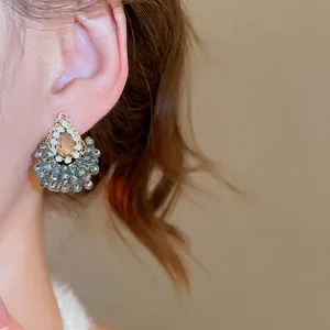 Boucles d'oreilles vintage en cristal champagne et perles gris-bleu sur mannequin