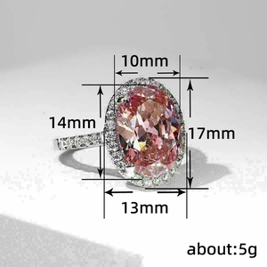 Bague élégante en zircon rose ovale avec halo de diamants et détails de dimensions