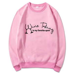 Rosafarbener Hoodie mit Wine Tasting Aufdruck in einer sauberen Flat-Lay-Präsentation