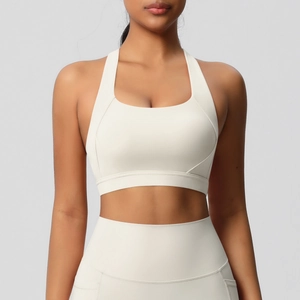 Detailweergave van de crème legging met hoge taille en handige zijzakken voor het sporten
