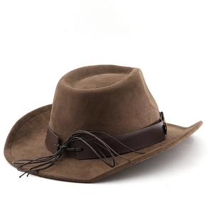 Détail d'un chapeau de cow-boy en daim marron avec bande en cuir et cordons latéraux