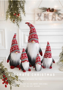 Vue détaillée de cinq gnomes de Noël de tailles variées avec bonnets tricotés et barbes