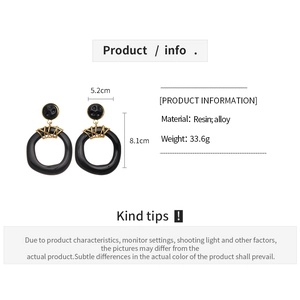 Detailed chart showing black resin geometric earrings dimensions 5.2cm x 8.1cm and weight