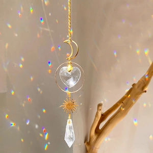 Moderner Sonnenfänger mit goldenem Mond und Kristallherz für Regenbogenreflexionen