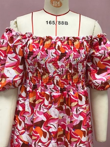 Detalle del corpiño elástico y estampado bohemio en el vestido con hombros descubiertos