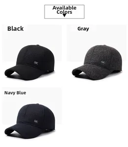 Dettaglio dei berretti da baseball invernali in nero, grigio e blu con fodera in pile