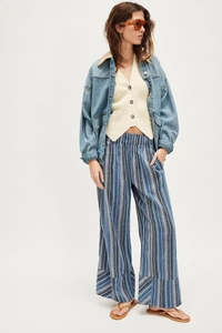 Vue détaillée du pantalon large à rayures avec veste en jean et gilet en tricot