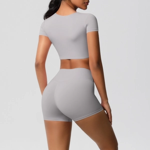 Rückansicht des lila Yoga-Sets mit kurzärmeligem Crop-Top und High-Waist-Sportshorts