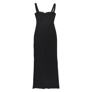 Dettaglio dell'abito sottoveste nero slim con scollo rifinito in pizzo e taglio dritto