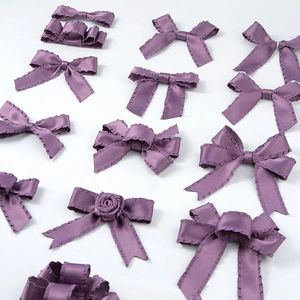 Vue détaillée de plusieurs nœuds en ruban de satin violet avec divers styles et textures
