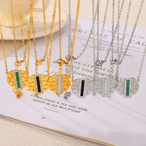 Geometrische Waben-Halsketten in Gold und Silber mit Zirkonia und Perlmutt-Anhänger