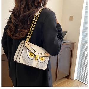 Sac bandoulière hibou chic avec texture crocodile et détails de cils pailletés