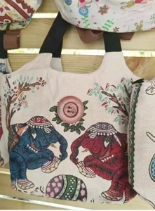 Detail der Canvas-Einkaufstasche mit gestickten Elefanten und rosa Zierknopf