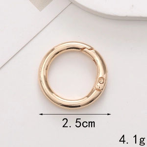 Macro view of 2.5cm golden spring gate ring with 4.1g weight specification detail