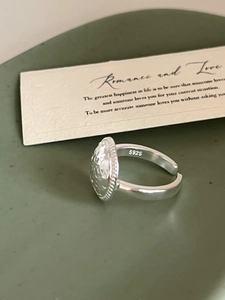 Macro shot of S925 sterling silver ring with hammered texture and twisted rope edge