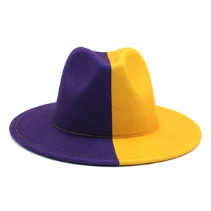 Détail du chapeau fedora bicolore violet et jaune en feutre de laine à bord plat