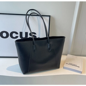 Minimalist black PU leather tote bag with large capacity and sleek shoulder straps
