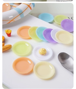 Miniatures assiettes colorées de 3,5 cm avec nourriture pour cuisine de maison de poupée