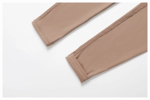 Vue macro du legging de yoga marron avec coutures plates et texture de tissu brossé