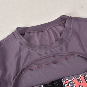 Dettaglio di top in mesh viola con scollo rotondo chic e design con ritaglio frontale