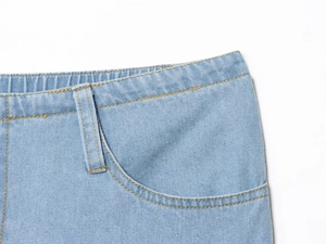 Detailaufnahme von hellblauer Denimhose mit Gürtelschlaufen und Seitentaschennaht