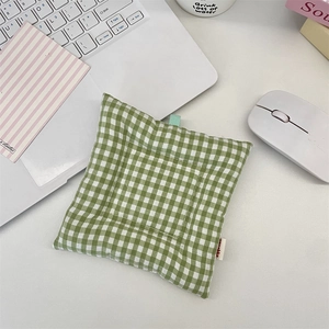 Vue détaillée du dessous de plat à carreaux verts avec poignée et étiquette Zakka