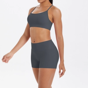 Vue latérale de l'ensemble de yoga gris foncé avec brassière à bretelles et short taille haute