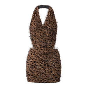 Détail du tissu en fausse fourrure léopard et du col licou sur une mini robe