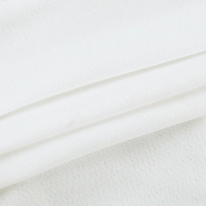 Makroaufnahme von weißem Mesh-Gewebe mit weichen Lagen und atmungsaktiver Textur
