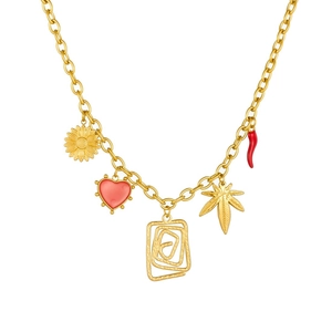 Goldene Halskette mit Sonnenblume, rotem Herz und Ahornblatt-Anhänger auf weißem Grund