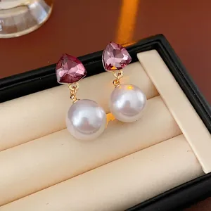 Boucles d'oreilles vintage avec cristaux roses et perles en finition dorée