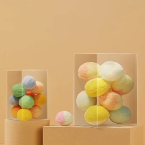 Palline di peluche colorate per gatti in tonalità macaron in scatole trasparenti