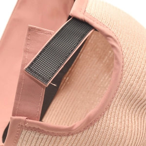 Cappello parasole in paglia rosa con chiusura regolabile in velcro nero sul retro