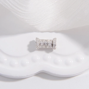Détail macro d'une perle en argent S925 sertie de zircons brillants pour bijoux DIY