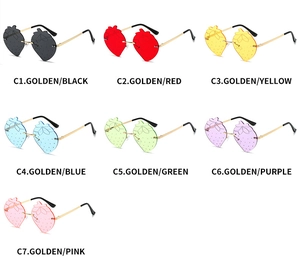 Set mit randlosen Erdbeer-Sonnenbrillen in sieben Farben und goldenen Metallgestellen