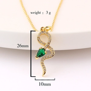 Pendentif serpent doré avec pierre verte en forme de goutte et pavage de diamants