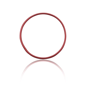 Vista dettagliata di un anello in metallo rosso opaco con elegante riflesso sul fondo