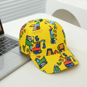 Detailaufnahme der gelben Kinderkappe mit Bagger-Motiven und Baumwollstoff-Textur