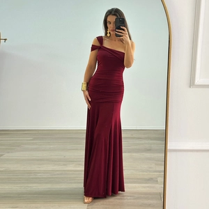 Détails rapprochés de la robe rouge vin montrant les plis latéraux et la taille froncée