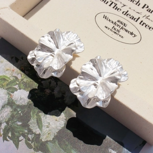 Boucles d'oreilles pétales argentées à double couche au design floral haut de gamme