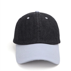 Détail de la casquette de baseball en denim bicolore avec visière bleue incurvée