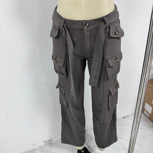 Détail du pantalon cargo gris foncé avec poches multiples et ceinture assortie