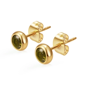 Vue détaillée des boucles d'oreilles zircon vert olive en acier plaqué or 18 carats